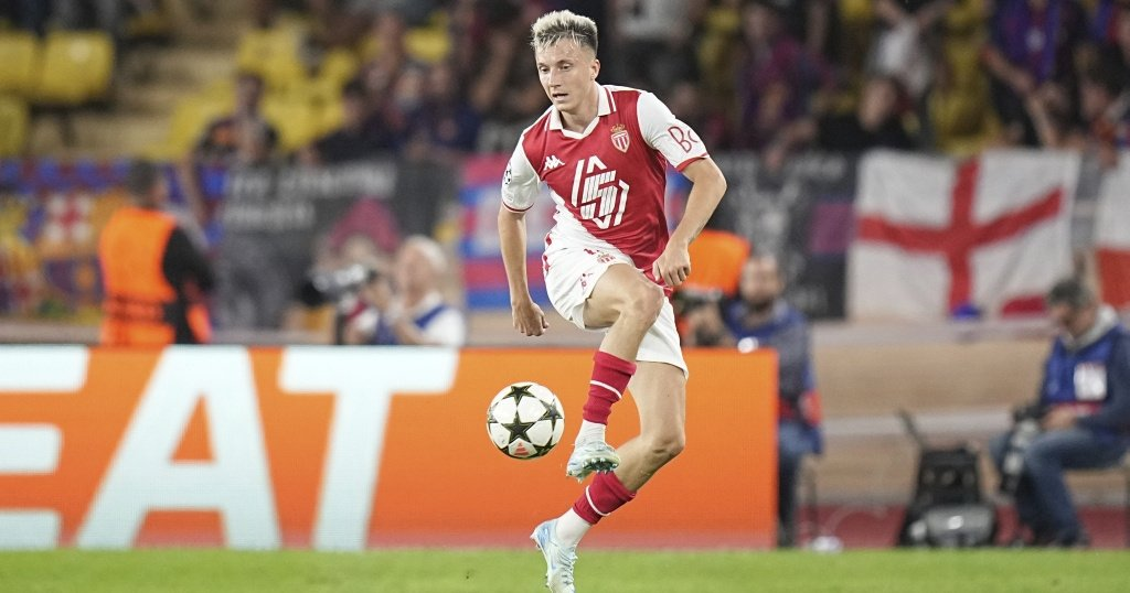 Изображение взято с просторов Интернета. Головин  во время матча во Франции 