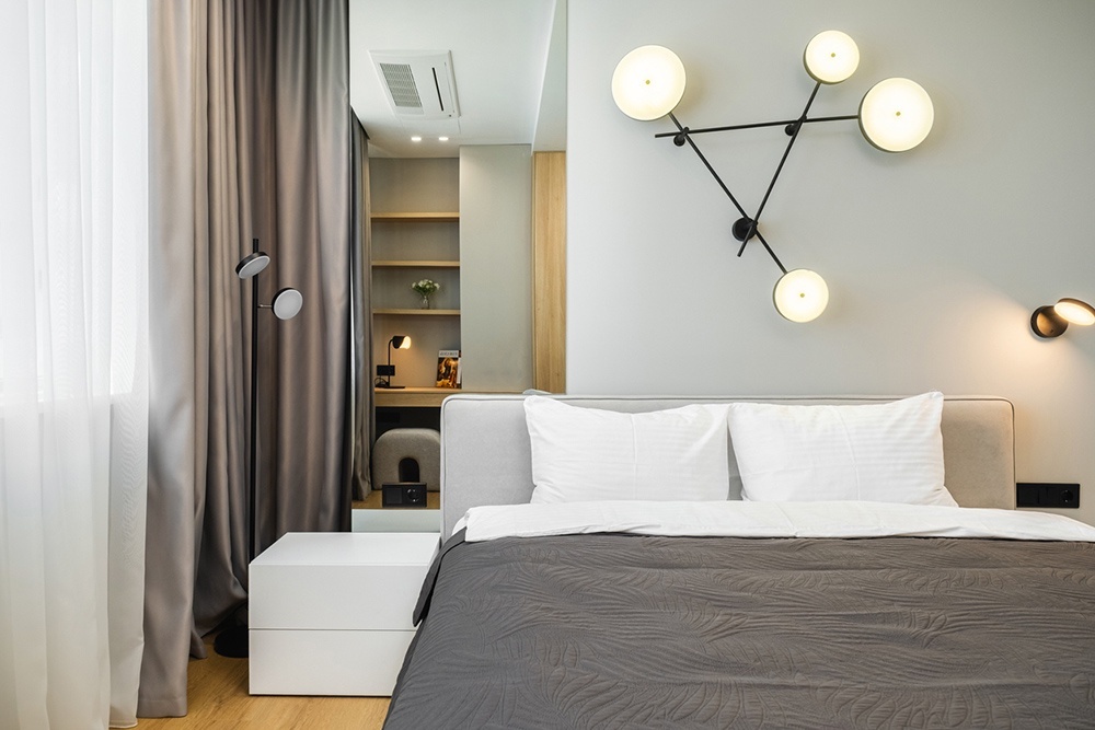    Бра в спальне - это не просто источник света, но еще и украшение комнаты и ваш помощник. / iStock