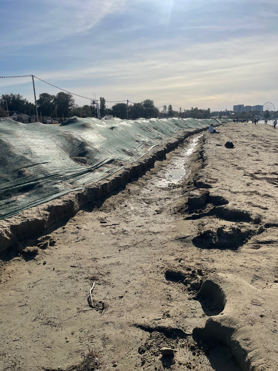 Заградительный вал, мазутоулавливающие сети, ров перед ними - все напоминает об экологической катастрофе зимы прошлого года