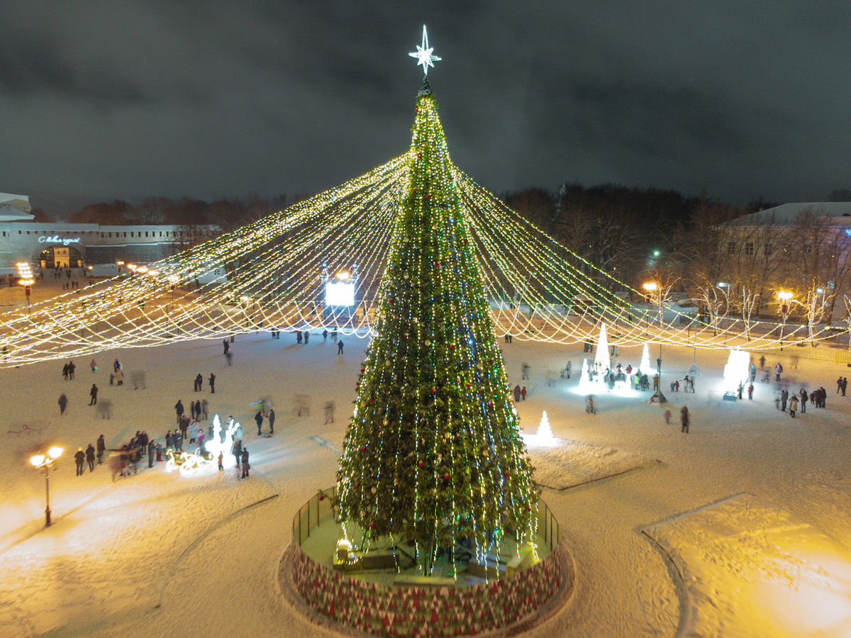 Накануне Нового года в Великом Новгороде традиционно открывается рождественская ярмарка, которая является центром праздничных мероприятий. 
