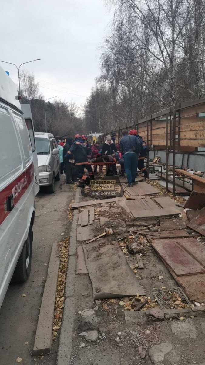    На ул. Панфиловцев сдуло киоски. Источник: t.me/incident22