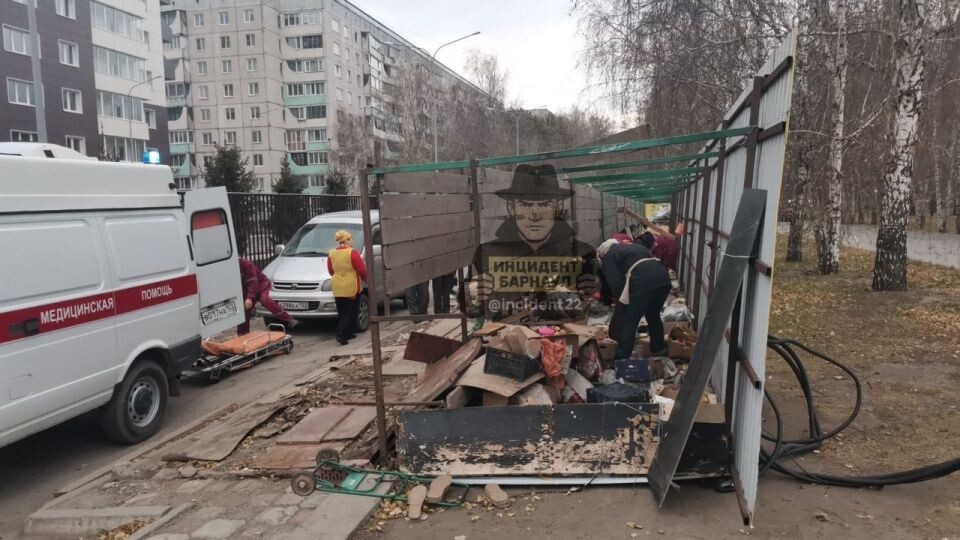    На ул. Панфиловцев сдуло киоски. Источник: t.me/incident22