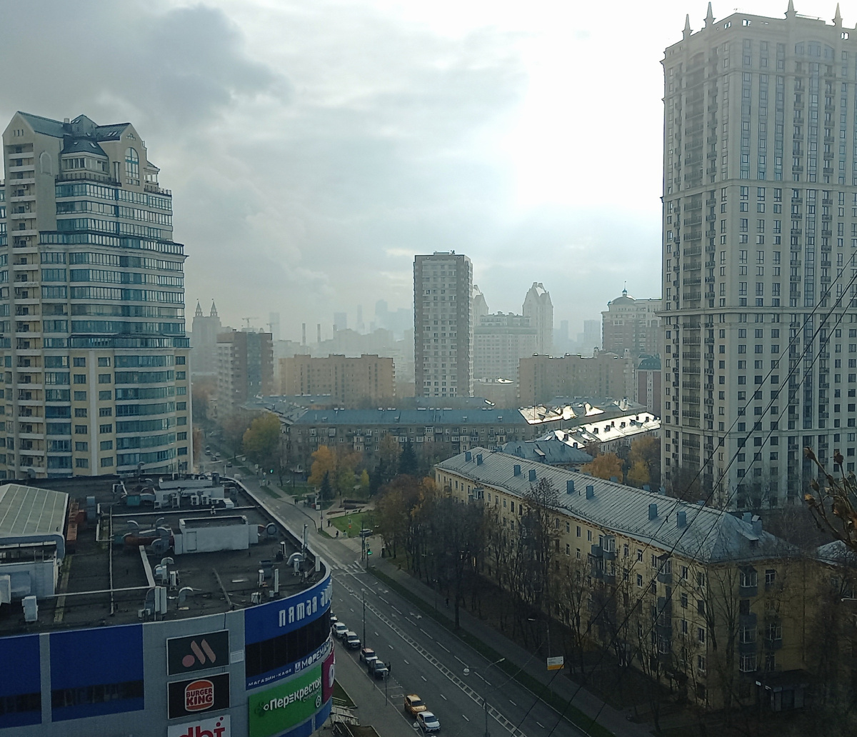 Утреннее солнце пытается прорвать тучи.