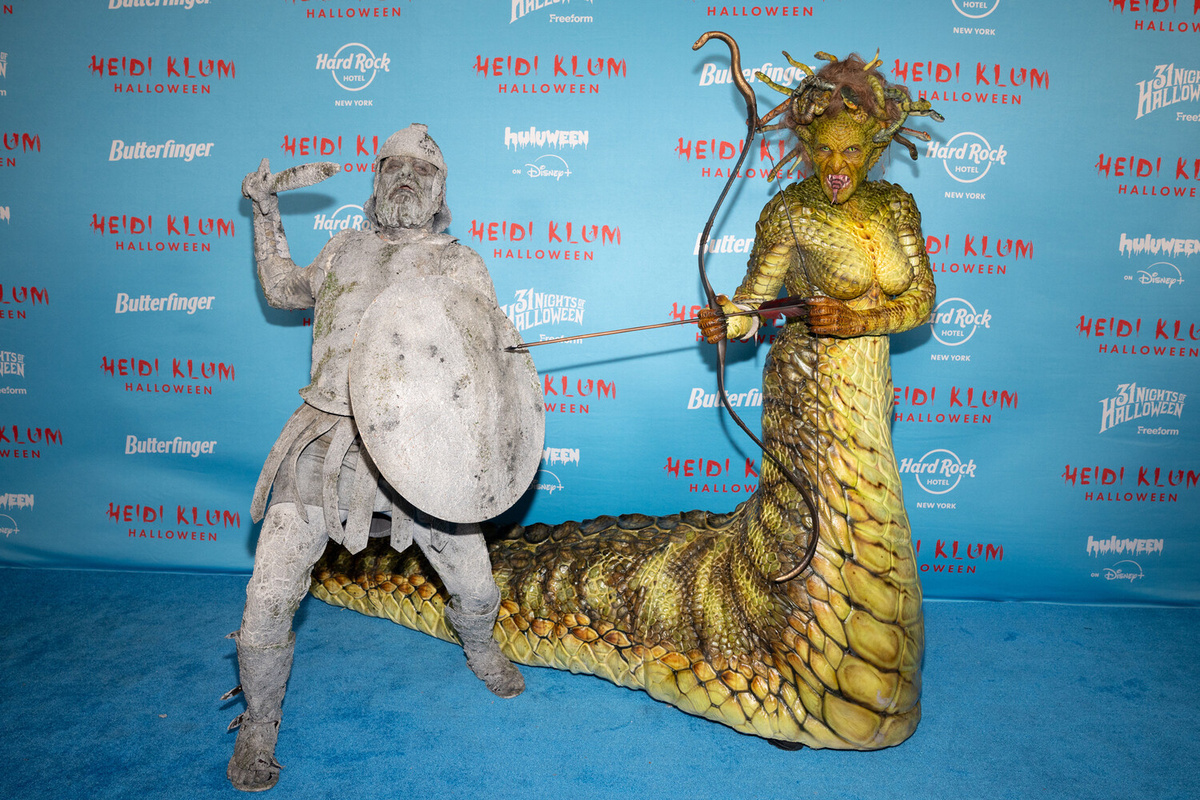 Модель Хайди Клум в образе Медузы Горгоны и ее муж, музыкант Том Каулитц, в образе Персея ©CJ Rivera/Invision/AP  📷