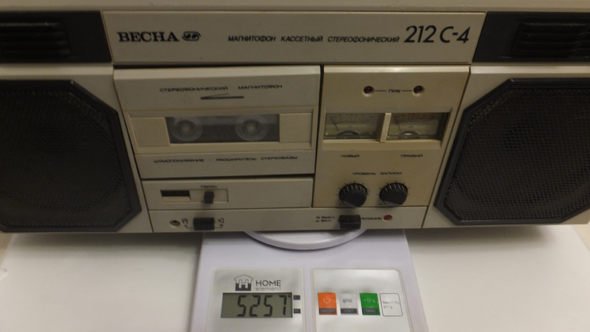 Весит он с кассетой ,но без батареек  5 килограмм и 257 г