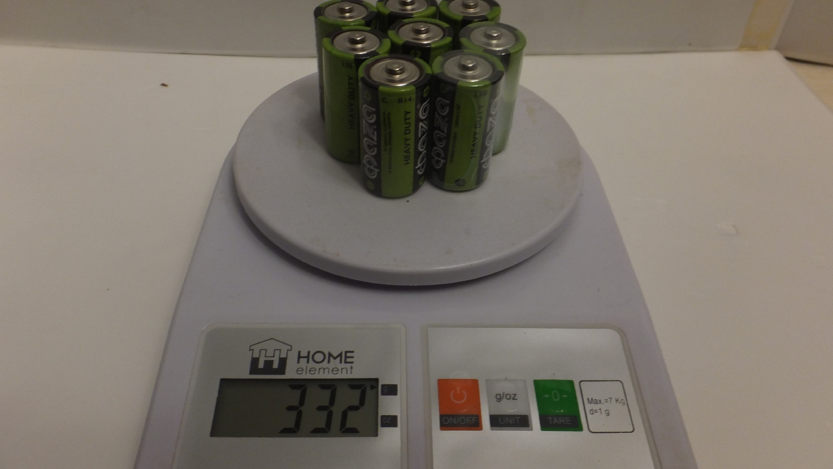 Для работы вне дома ему требовалось  8 батареек, весили они 332 г