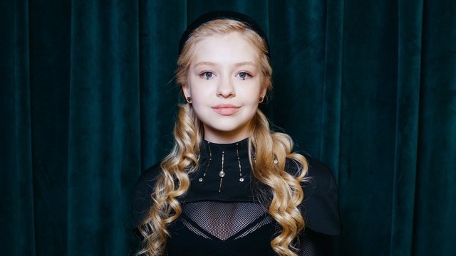 13-летнюю звезду новых «Папиных дочек» раскритиковали за откровенный наряд