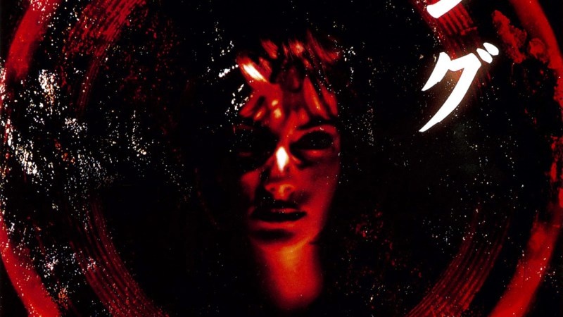 13Рингу (1998)

DreamWorks Home Entertainment/предоставлено Everett Collection«Рингу»В фильме Хидэо Накаты «Рингу», основанном на одноимённом романе Кодзи Судзуки 1991 года, репортёр Рэйко Асакава (Нанако Мацусима) и её бывший муж Рюдзи Такаяма (Хироюки Санада) расследуют происхождение загадочной видеозаписи, которая убивает своих зрителей через семь дней после просмотра. И если вы похожи на меня, то всё равно заставляете себя щуриться и отводить взгляд, когда включается это видео. Этот фильм стал переломным моментом в том, что касается влияния азиатского хоррора на американские фильмы ужасов. Голливудский ремейк Гора Вербински «Звонок» (2002) положил начало тенденции ремейков японских хорроров и способствовал популяризации фильма Накаты за рубежом. «Звонок» с его характерным реалистичным стилем вывел призраков из домов и хижин в мир технологий, став комментарием к культурному переходу Японии от традиционализма к современности и к тем ужасам, которые остались. И сколько бы раз вы ни пересматривали эту сцену, от вида Садако, вылезающей из экрана телевизора, у вас по спине побегут мурашки.