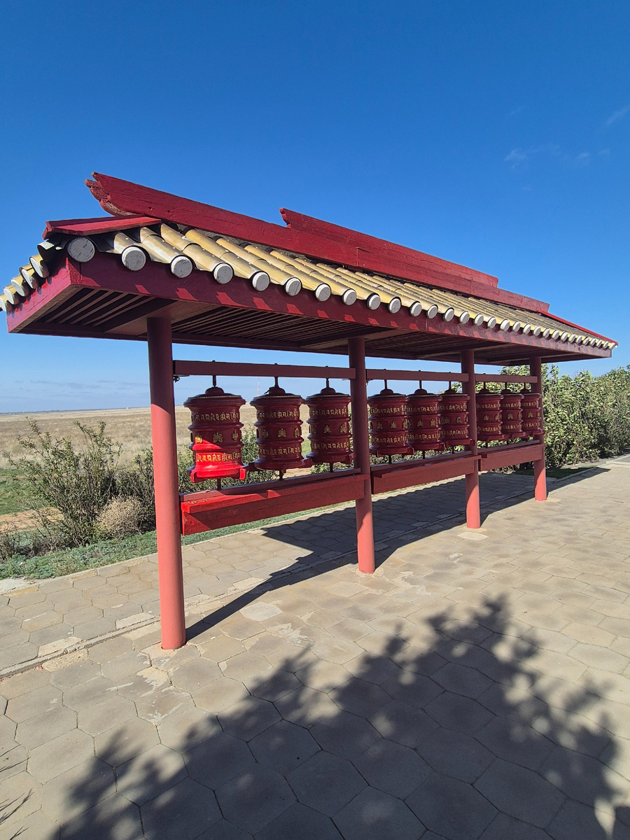 Молельные баоабаны у входа в Хурул Сякюсн-Сюме | Личное фото