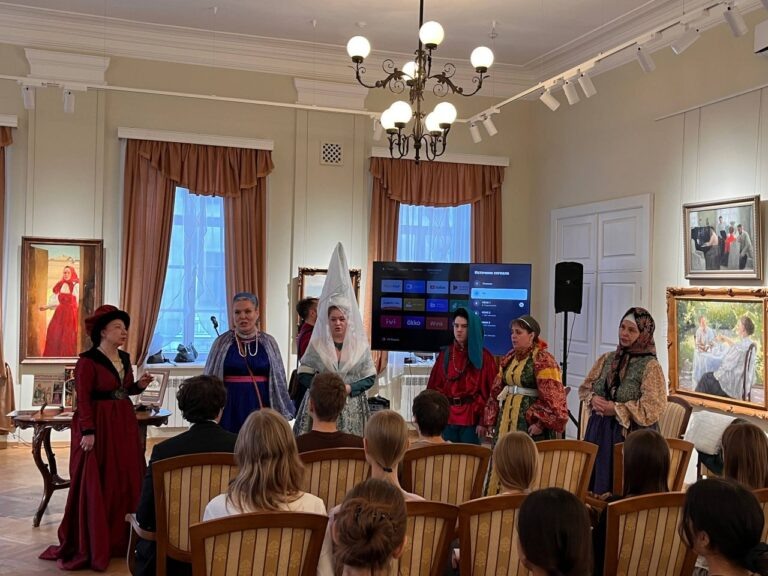    В оренбургском «Эрмитаже» прошла интерактивная лекция о европейской моде и танцам Мария Чалкина