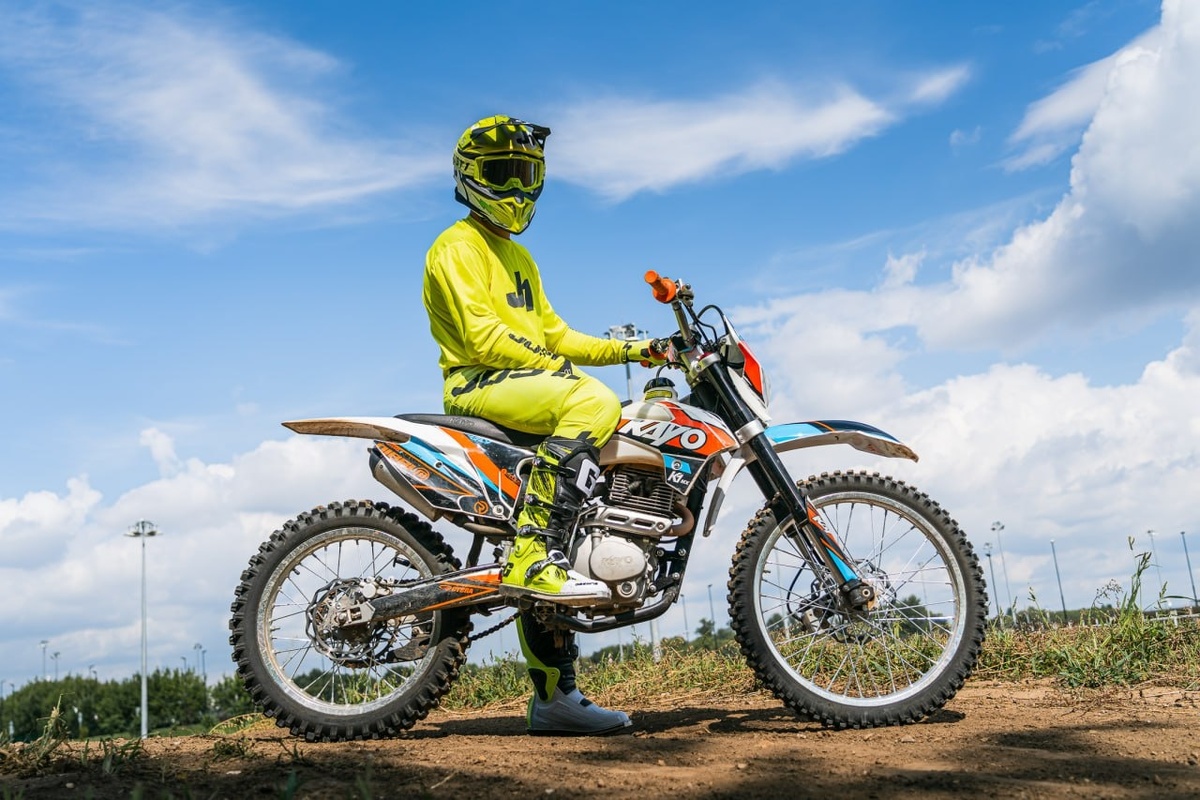 Среднеразмерный эндуро-мотоцикл KAYO K1 подходит для начинающих и райдеров с опытом