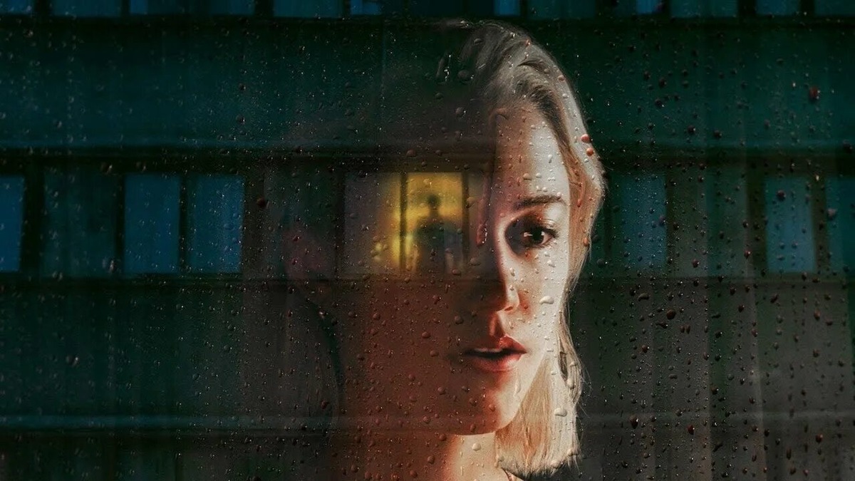 Режиссёр: Хлоя Окуно.
О чём: молодая американка переезжает в Бухарест и начинает чувствовать, что за ней следят. Её тревога нарастает, когда она узнаёт о серийном убийце, охотящемся на женщин. Подозрения сосредотачиваются на соседе из дома напротив.
Сильные стороны: атмосфера паранойи, минималистичный саспенс, сильная игра Майки Монро, реалистичная проработка страха одиночества в чужой стране.
Слабые стороны: предсказуемые ходы в финале, медленное развитие первой половины.
Для кого: фанаты психологических триллеров, истории о сталкерах, ценители «тихого» ужаса.