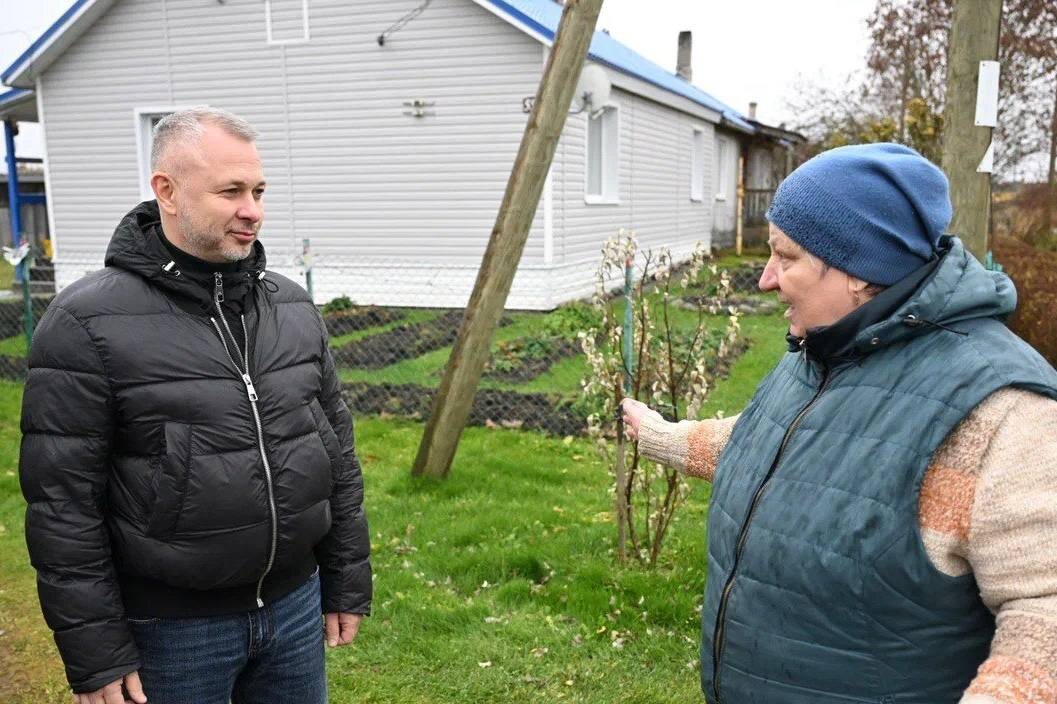    Жители деревни Рыпушкалицы Олонецкого района поблагодарили Артура Парфенчикова за ремонт водопровода© Правительство РК
