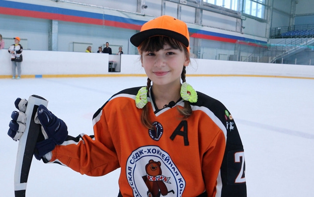    Кировской школьнице подарили сани для хоккея спустя год после спасения жизни человеку