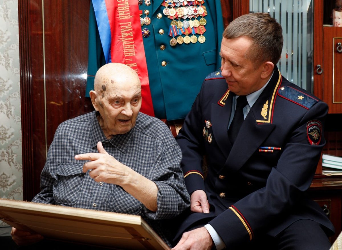    С праздником юбиляра поздравил лично врио начальника областного полицейского главка генерал‑майор полиции Вадим Ятайкин