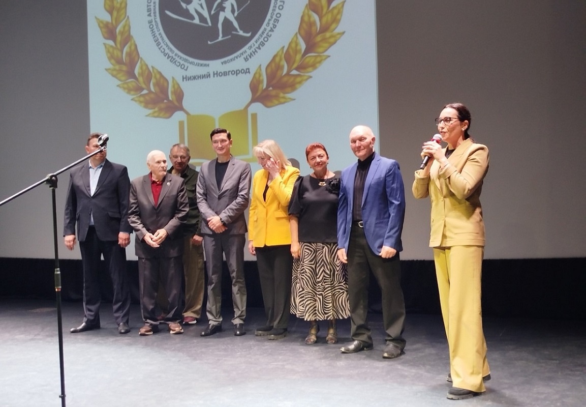    Заместитель министра спорта Нижегородской области Екатерина Парилова тепло поздравила коллектив школы с юбилеем