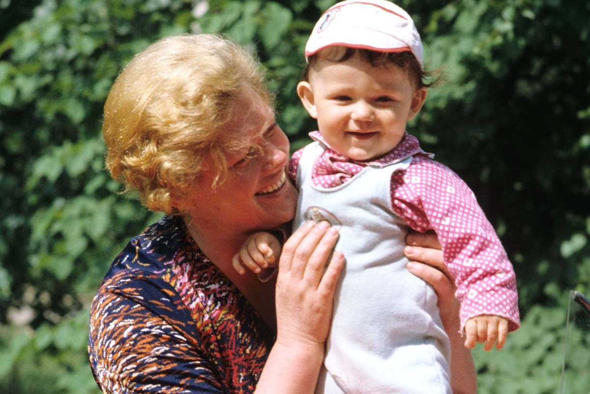    Участие бабушек и дедушек в воспитании внуков важно, потому что они обеспечивают эмоциональную поддержку, передают семейные ценности и традиции, делятся житейской мудростью и опытом, а также способствуют социальному развитию ребенка. / Фото: РИА Новости
