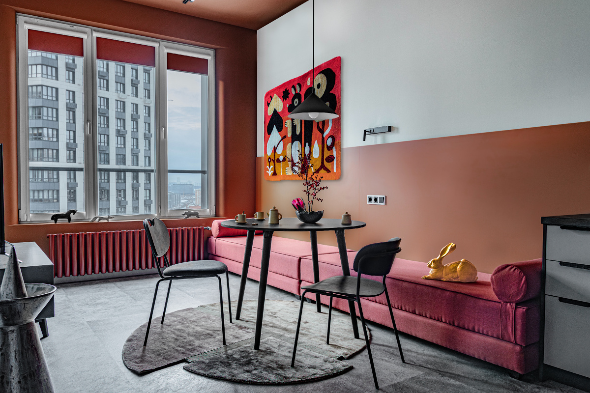 Гостиная. Краска, Arte Kolore. Напольное покрытие, Vinilam. Диван, Divan.ru. На стене — ковер «Рассвет в лесу», Никита Плюшеделика, галерея Textura. Стулья, Bergenson Bjorn. Фото Варвара Чеснокова. Стиль: Мария Маркус.