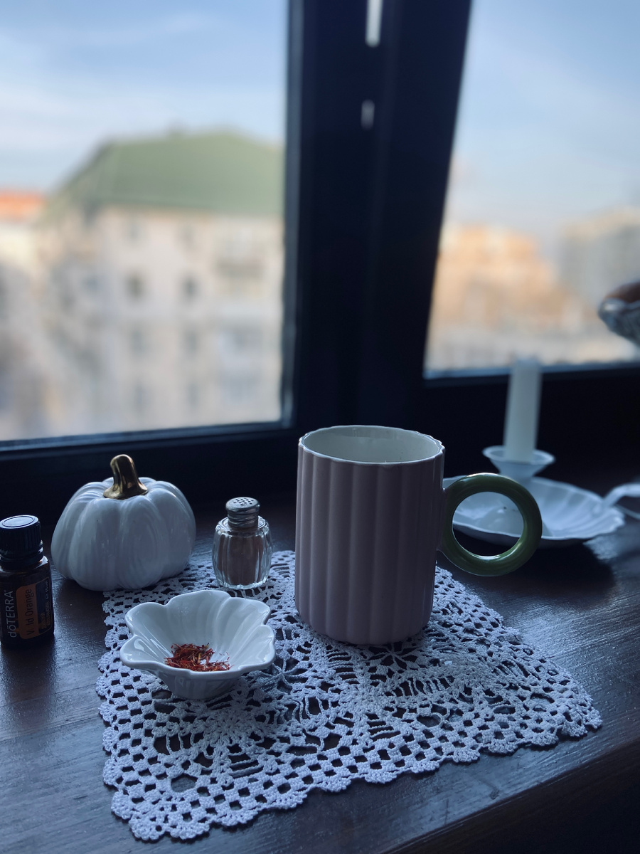 на фото кружка, тыква и соусник из Фикспрайс