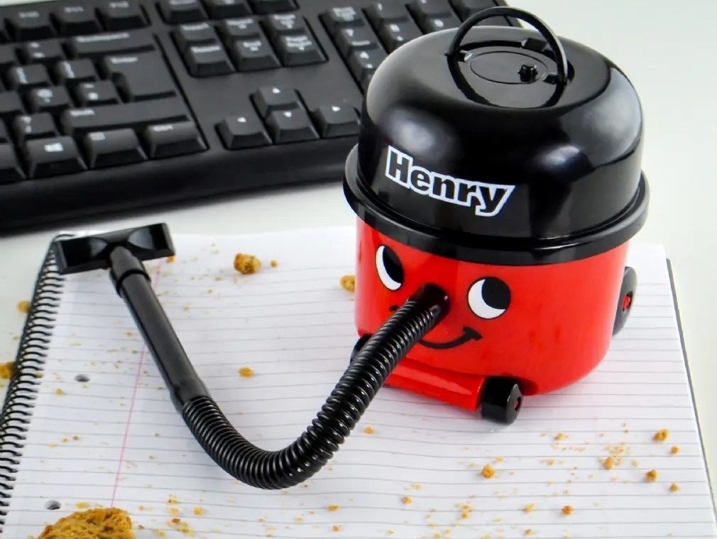 Мини-версия популярного персонажа бренда Numatic, пылесос Henry, работает на батарейках