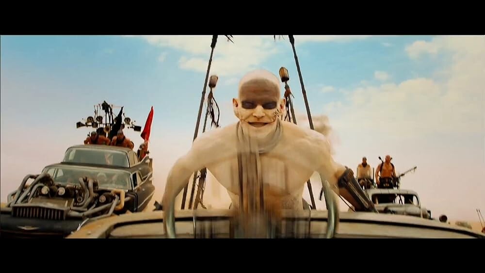 Рецензия: Хотя этот фильм вышел позже, в 2015 году, его стиль и энергия задали новый стандарт для экшн-кинематографа. Это двухчасовое преследование по постапокалиптической пустыне, где диктатор Несмертный Джо и беглец Макс сражаются за свободу. Фильм Джорджа Миллера — это визуальный шедевр, где кадр говорит громче любых диалогов. Огненные гитары, безумные трюки и невероятная операторская работа делают его эталоном жанра.