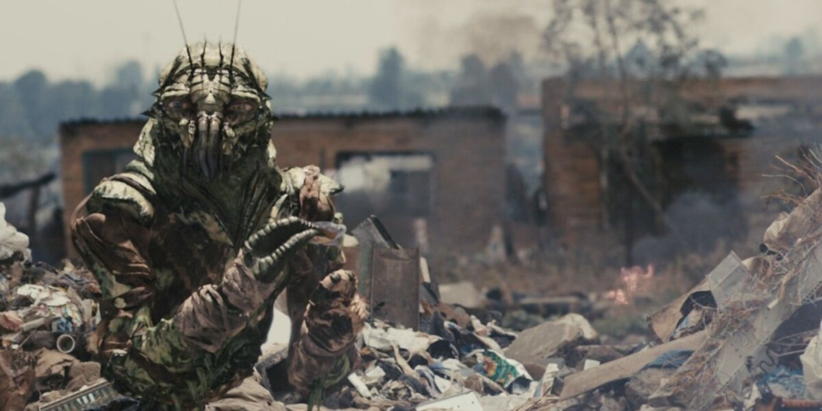 Рецензия: Гениальность этого фильма в том, как он сочетает умный социальный подтекст с брутальным и динамичным экшеном. Сначала это псевдодокументалистика о сегрегации инопланетян в Йоханнесбурге, но когда главный герой заражается инопланетной технологией, фильм превращается в напряженный боевик с мощными спецэффектами. Финал с битвой в роботе-экзоскеле — это чистое зрелище, которое не разочаровывает.