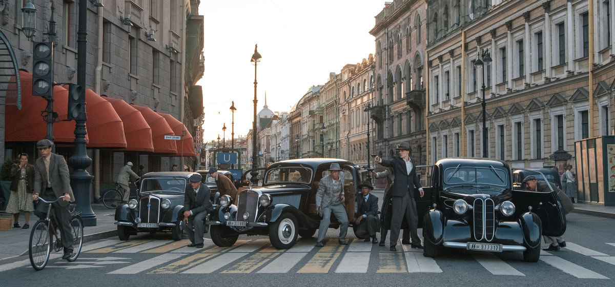 Берлинская жара: уличная перестрелка и авто, кульминация шпионской операции, (источник: kinopoisk.ru)