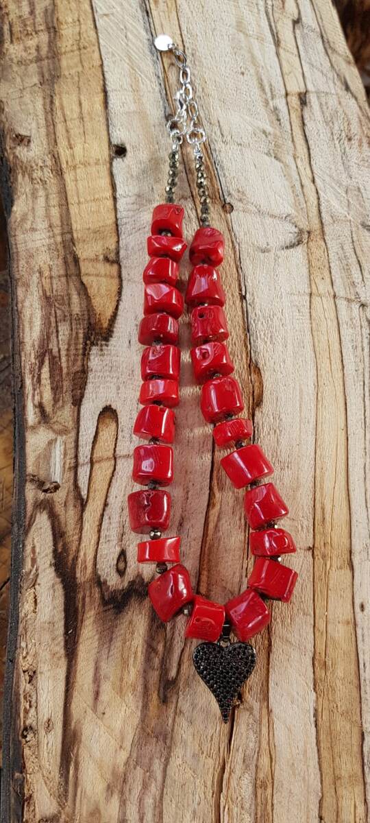 Чокер из коралла с подвеской сердцем работы мастерской АртЛАМБ  для привлечения удачи и сполнения желаний в новом 2026 году, году Лошади.