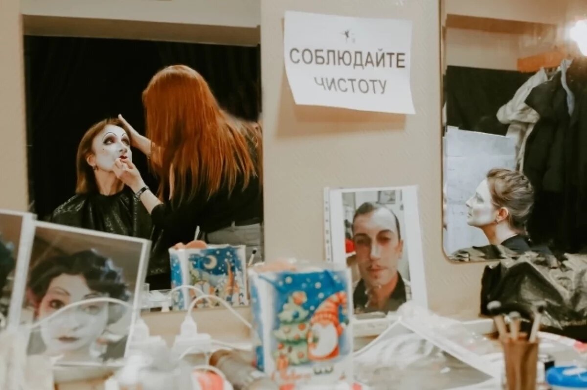    Для актёров выход на сцену — целый ритуал.