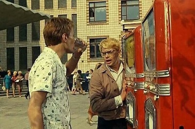 Я ещё помню такие автоматы с газировкой. 1 копейка, просто газировка. 3 копейки - сладкая. Вкусная была. 