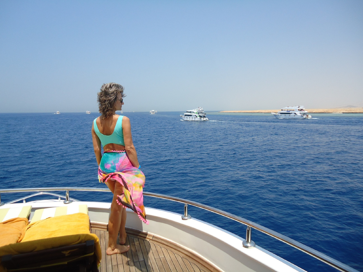 "ELITE CRUISE" на яхте VIP в Рас-Мохаммед и к Белому острову.
Мы совершили незабываемое морское приключение на роскошной комфортабельной 3-х палубной яхте в заповедник Рас-Мохаммед и к Белому острову! 
Нас ждал снорклинг (плавание с маской и трубкой) у самых красивых коралловых рифов, посещение Белого острова, или «Египетских Мальдив», для отдыха, прогулок по белоснежному песку и принятия ванн в кристально-прозрачной бирюзовой воде и вкусный обед из морепродуктов (шведский стол).
Шарм-Эль-Шейх, Египет - 2025.