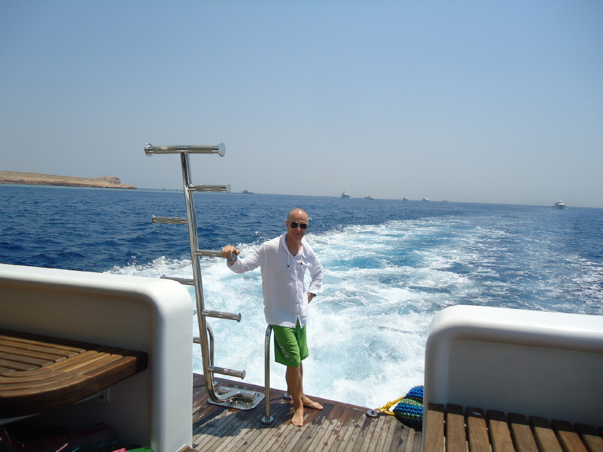 "ELITE CRUISE" на яхте VIP в Рас-Мохаммед и к Белому острову.
Мы совершили незабываемое морское приключение на роскошной комфортабельной 3-х палубной яхте в заповедник Рас-Мохаммед и к Белому острову! 
Нас ждал снорклинг (плавание с маской и трубкой) у самых красивых коралловых рифов, посещение Белого острова, или «Египетских Мальдив», для отдыха, прогулок по белоснежному песку и принятия ванн в кристально-прозрачной бирюзовой воде и вкусный обед из морепродуктов (шведский стол).
Шарм-Эль-Шейх, Египет - 2025.