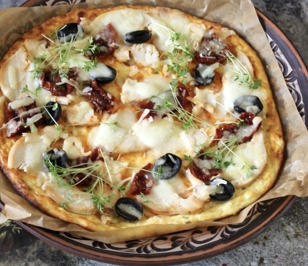 Кето-пицца с курицей и грибами