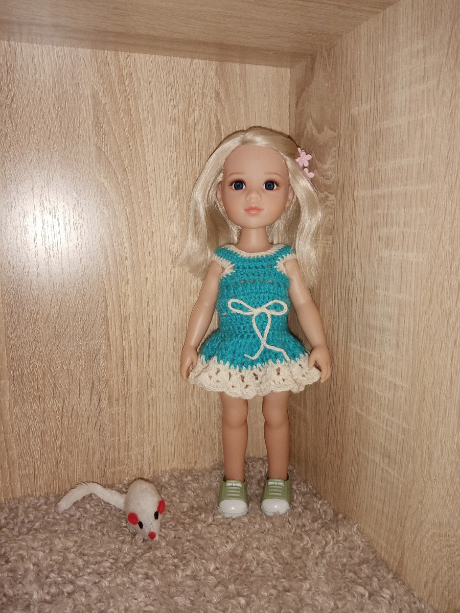 Немного довязала  длину у платья, дополнила пояском, в виде бантика😊