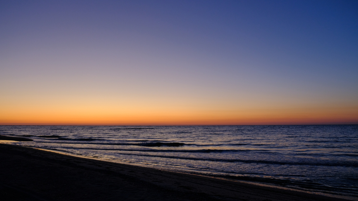 На рассвете. 