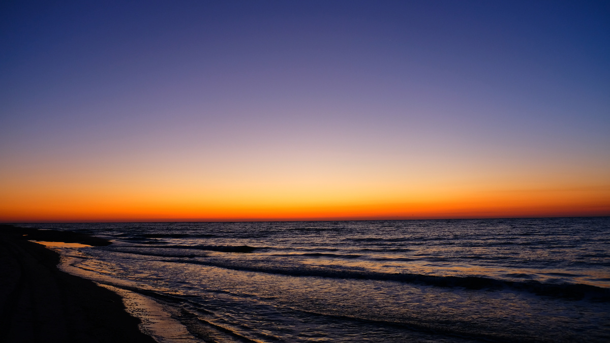 На рассвете. 