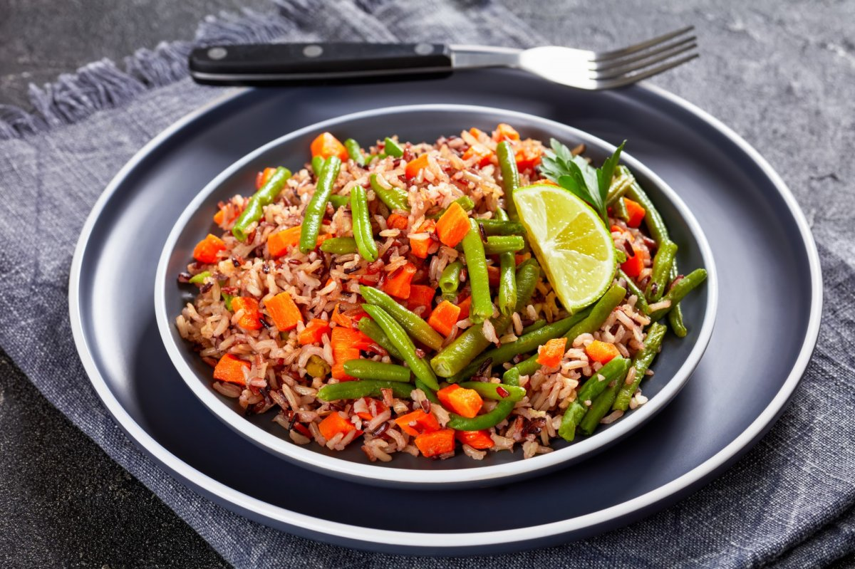 Коричневый рис с овощами стир-фрай 