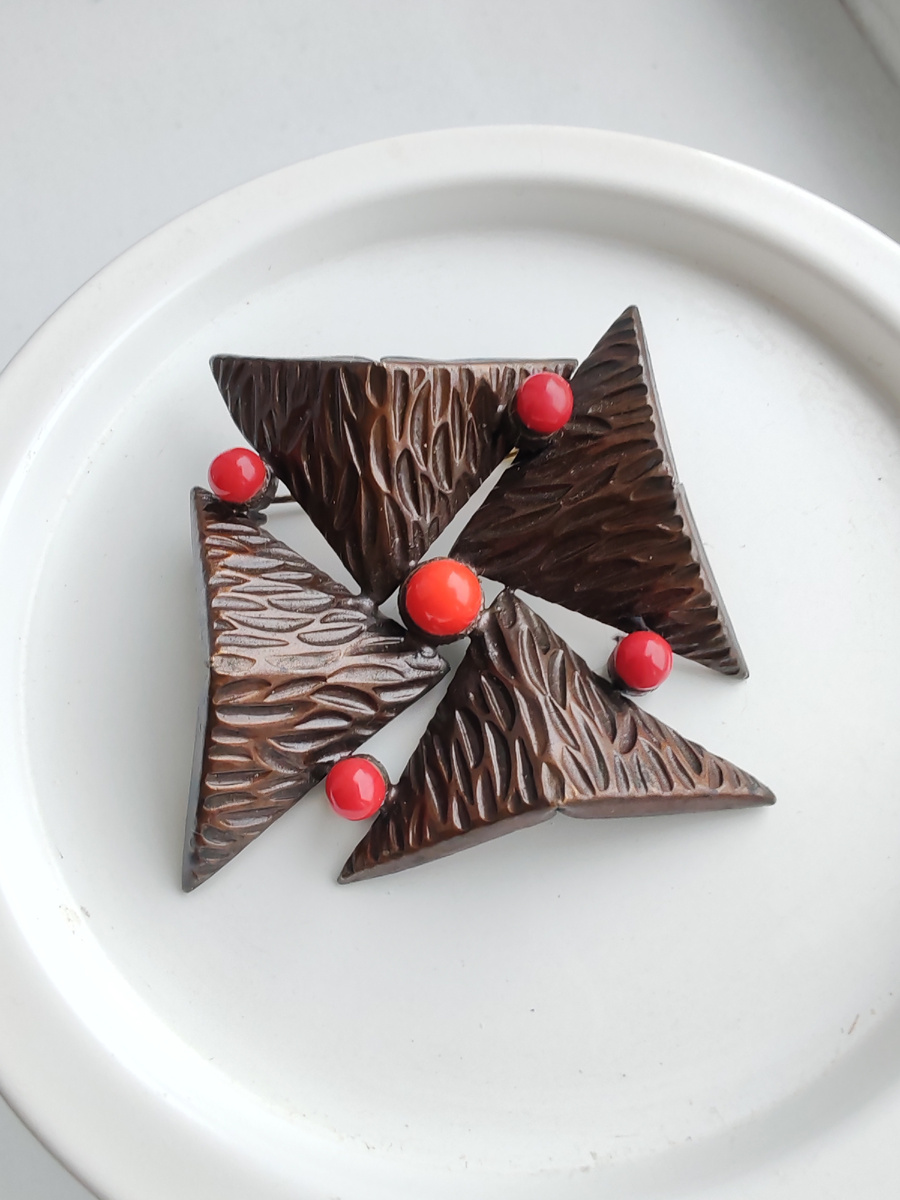 Брошь "Ягоды в ноябрьском лесу" 