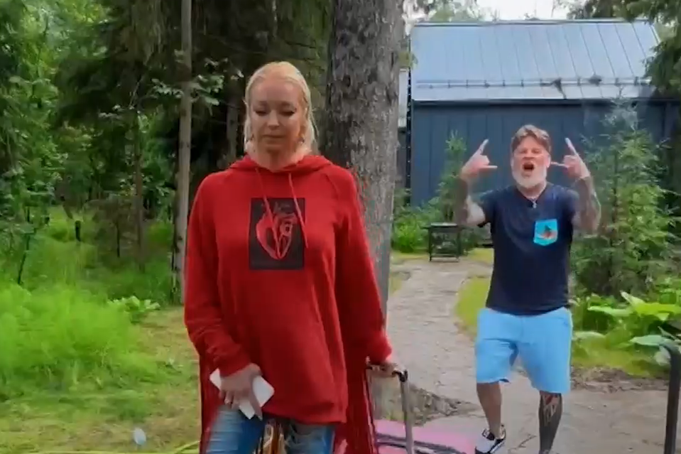 Кадр из шоу «Звёзды под капельницей»