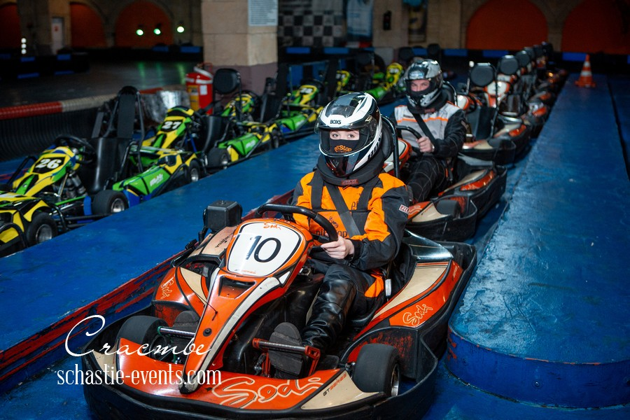 Первое свидание с девушкой в картинг-центре — куда сходить в СПб с девушкой для активного отдыха.