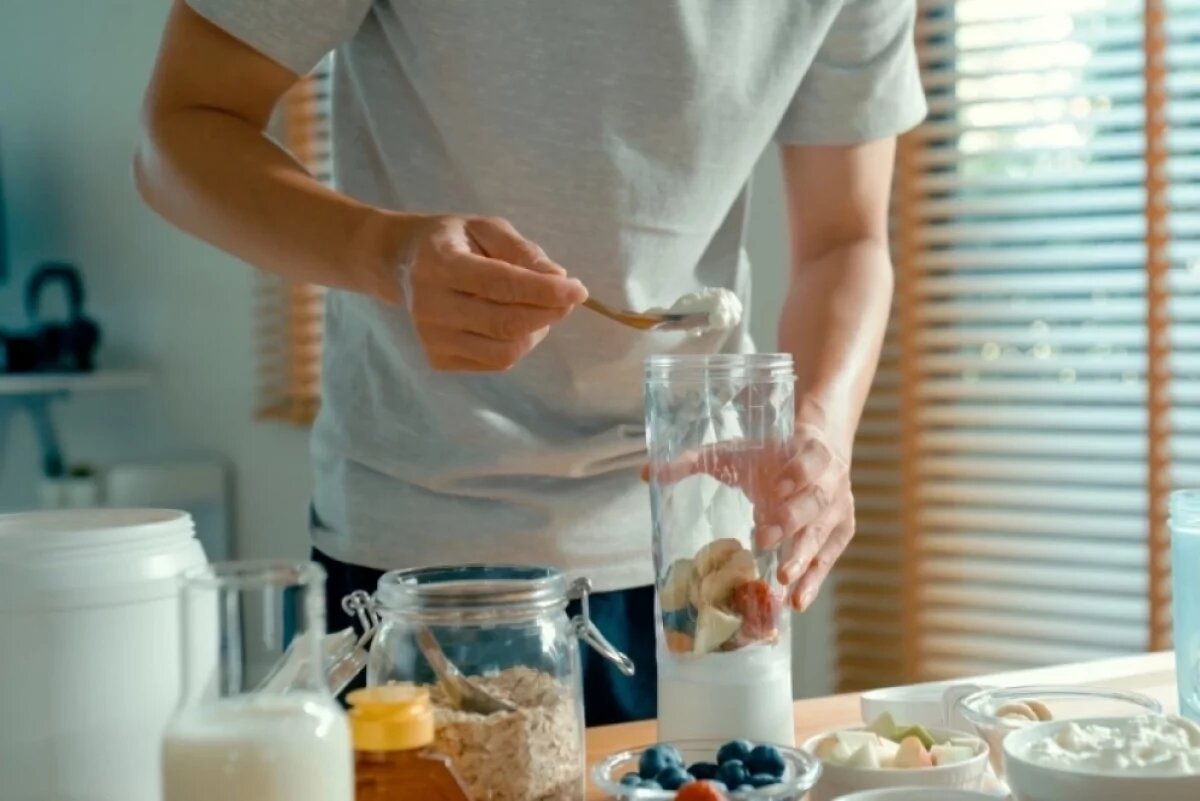    Тренеры и нутрициологи часто рекомендуют добавить протеин из банки или спортивное питание.