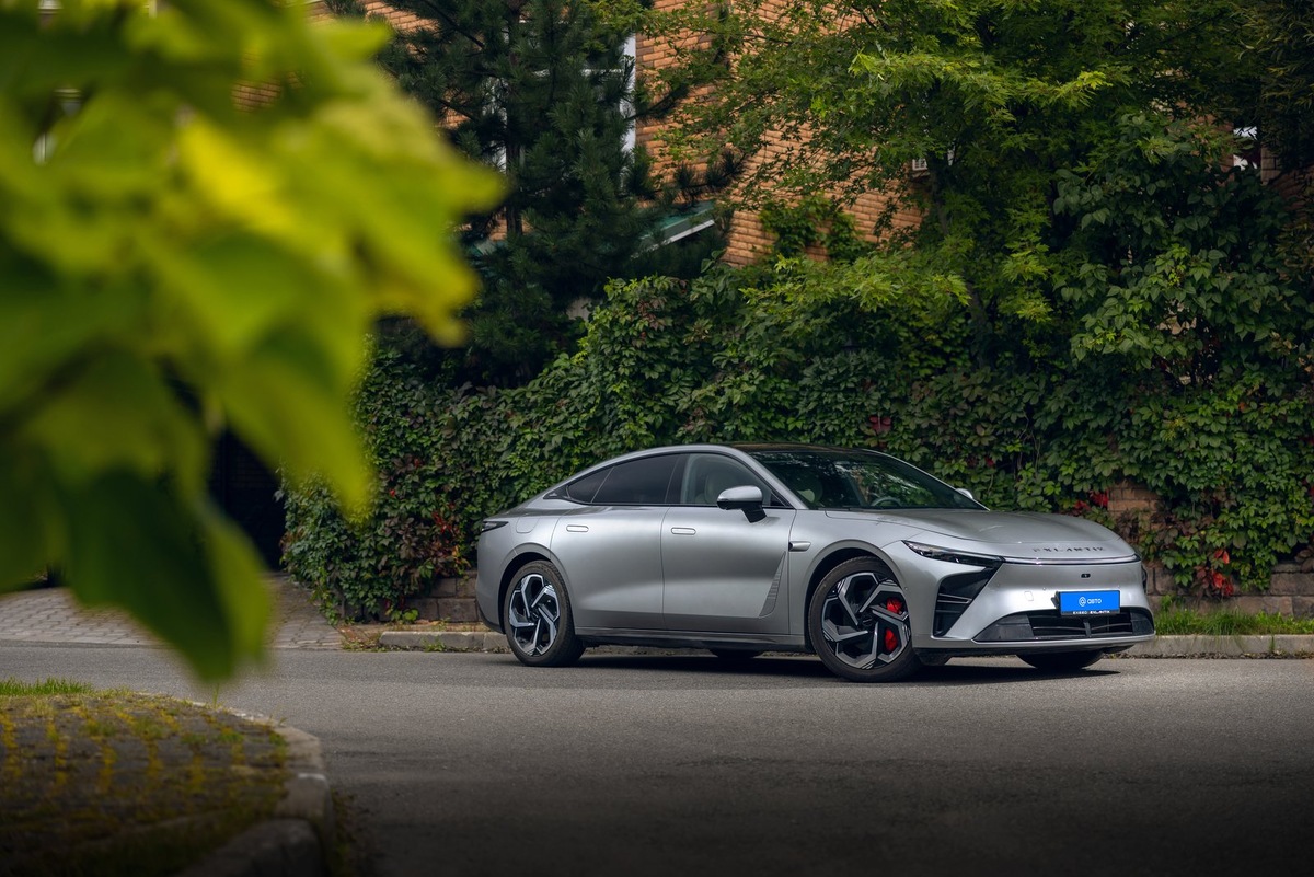    Можно выбрать один из нескольких цветов окраски кузова: серый, черный, зеленый, голубой или красный (для версии Sport)