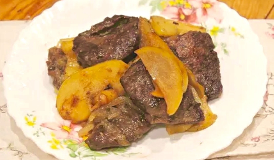 Печень индейки томленая с луком и яблоками.