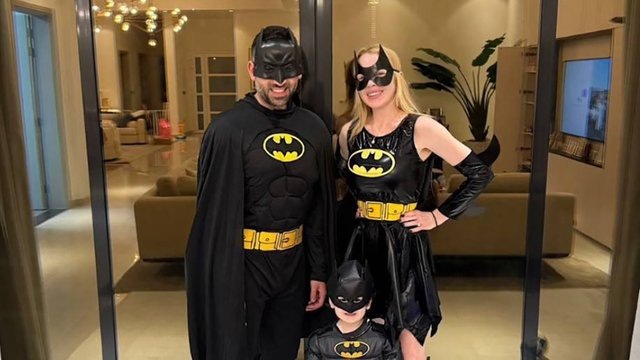 Линдси Лохан с мужем и двухлетним сыном показала семейные образы на Хэллоуин