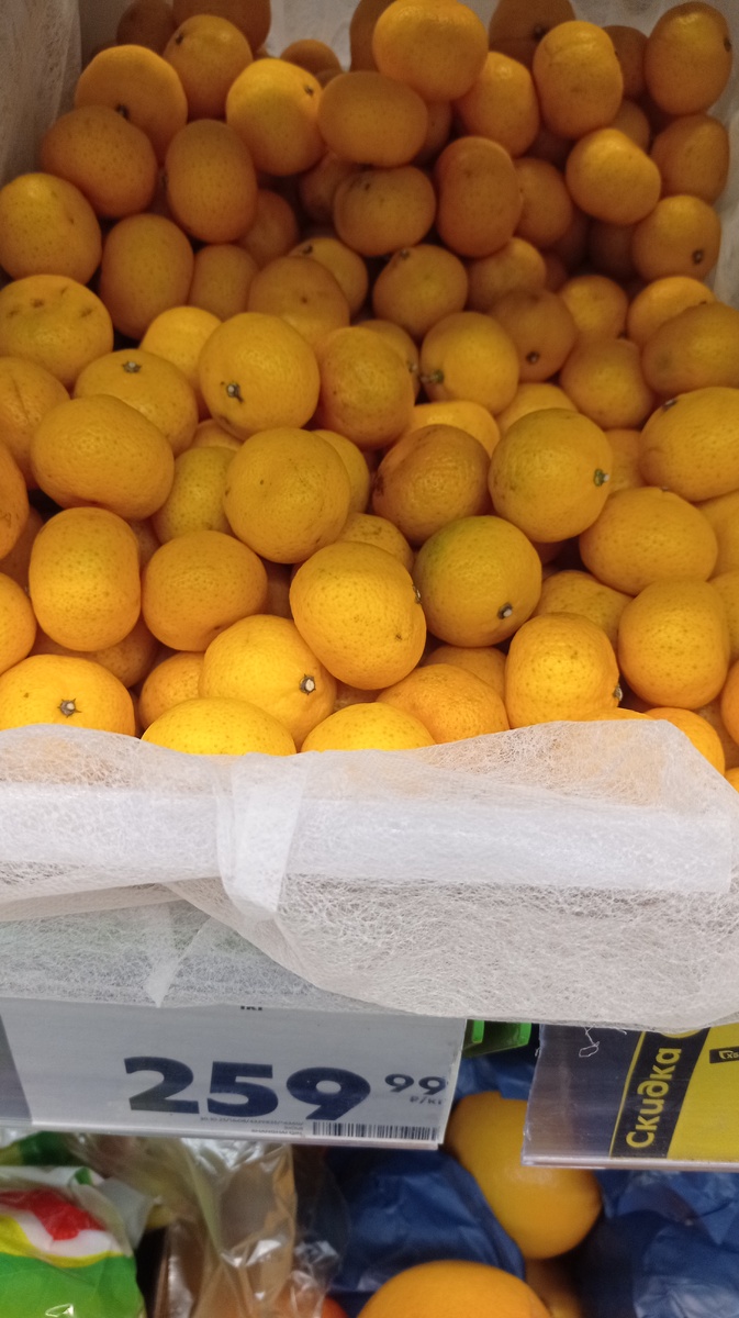 Это маленькие мандарины, они сладкие, косточек почти нет