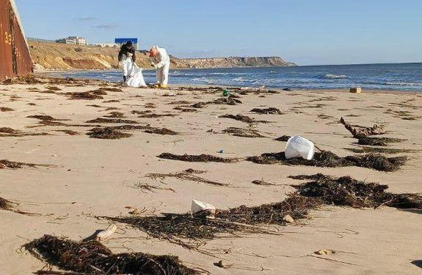 На побережье Анапы и Темрюкского района зафиксировали выбросы мазута