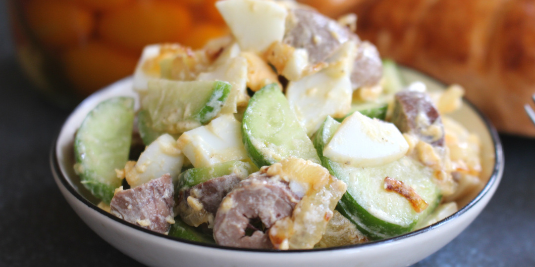 Салат из куриных сердечек с вареными яйцами и овощами