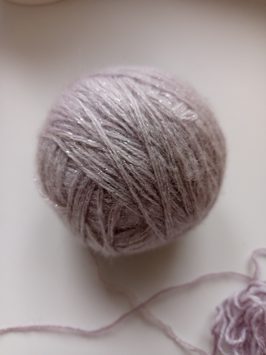 Цвет жемчужный, на фото выглядит серым