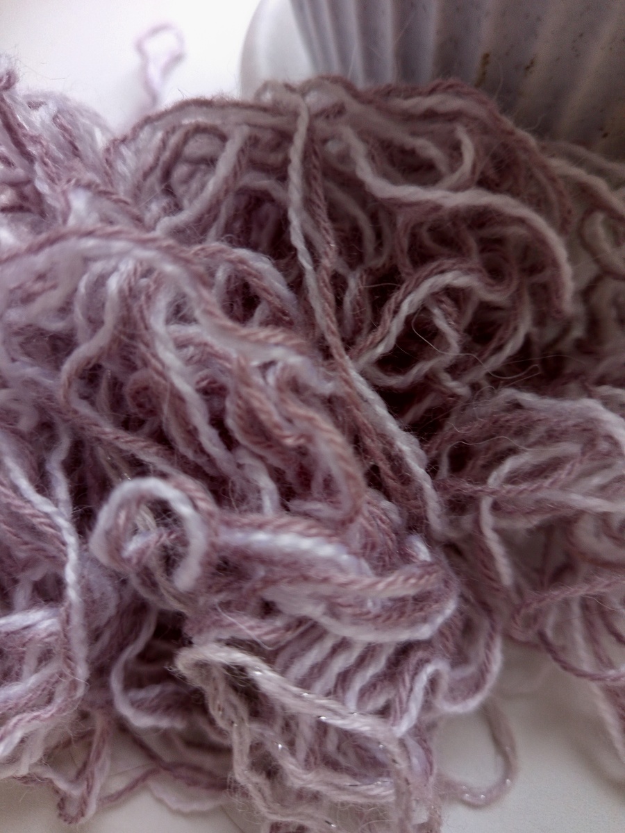 Перемотка мотков белого цвета с пыльной розой