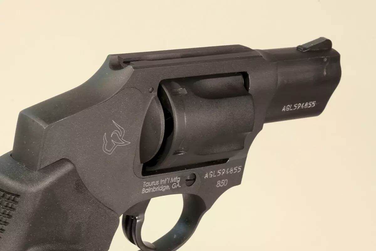 Желобчатый целик не будет зацепляться за одежду, а мушка надежно зафиксирована. Широкий спусковой крючок делает и так комфортное нажатие еще более удобным.